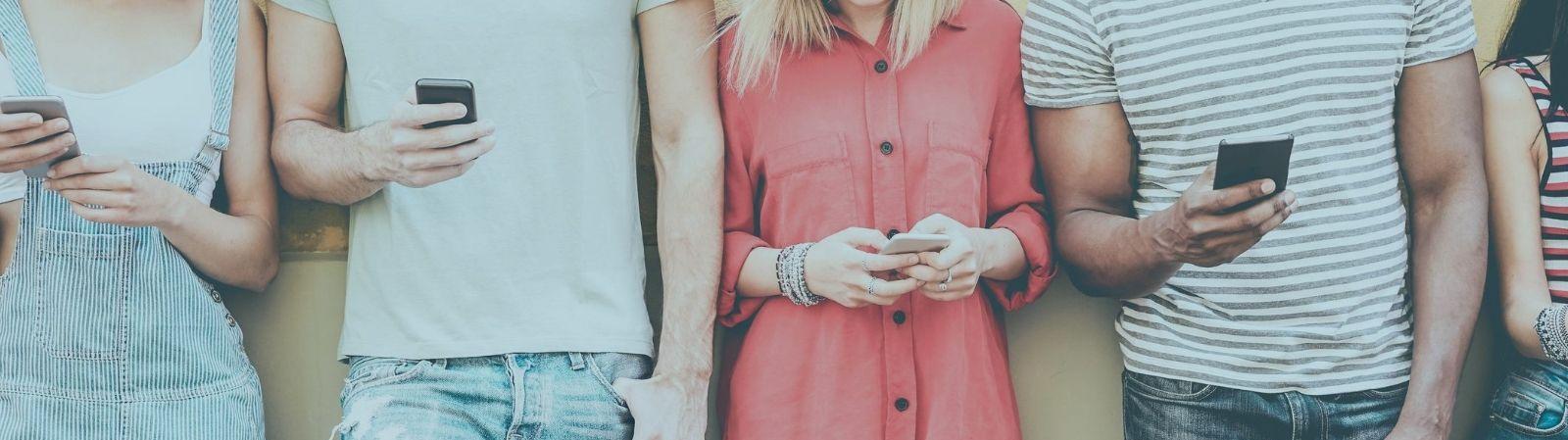 Personen mit Handys
