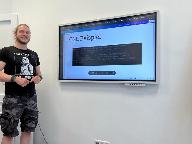 Earlybird Mitarbeiter vor dem Bildschirm bei einer Präsentation beim Earlybird Campus