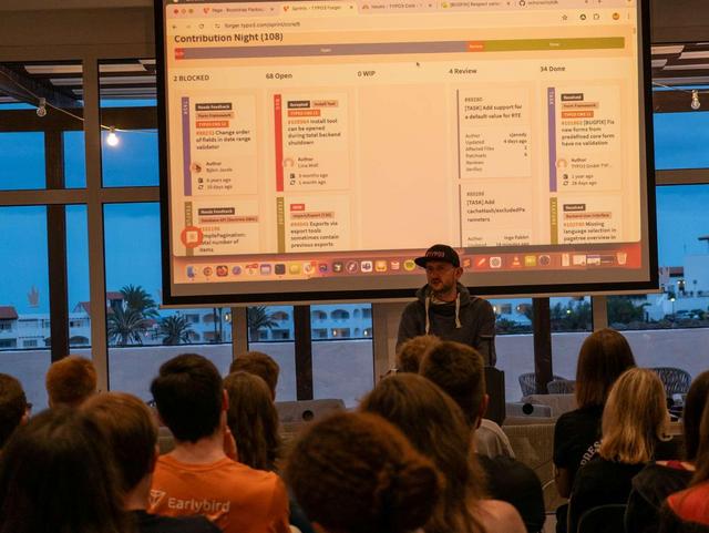 Sprecher vor einer Präsentation bei der Codingnight beim TYPO3 Surfcamp