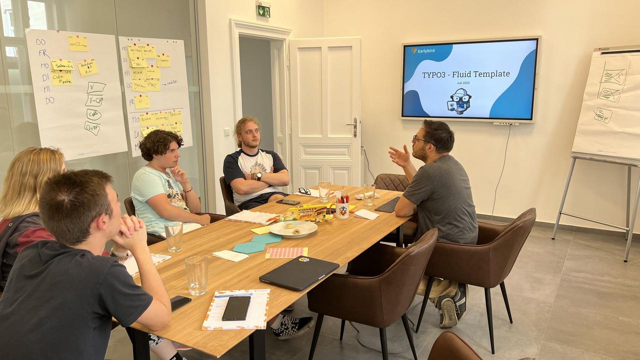 Earlybird Mitarbeiter bei der Bug Bounty mit Schokobanane beim Earlybird Campus