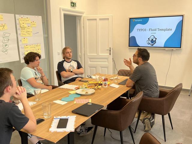 Earlybird Mitarbeiter bei der Bug Bounty mit Schokobanane beim Earlybird Campus