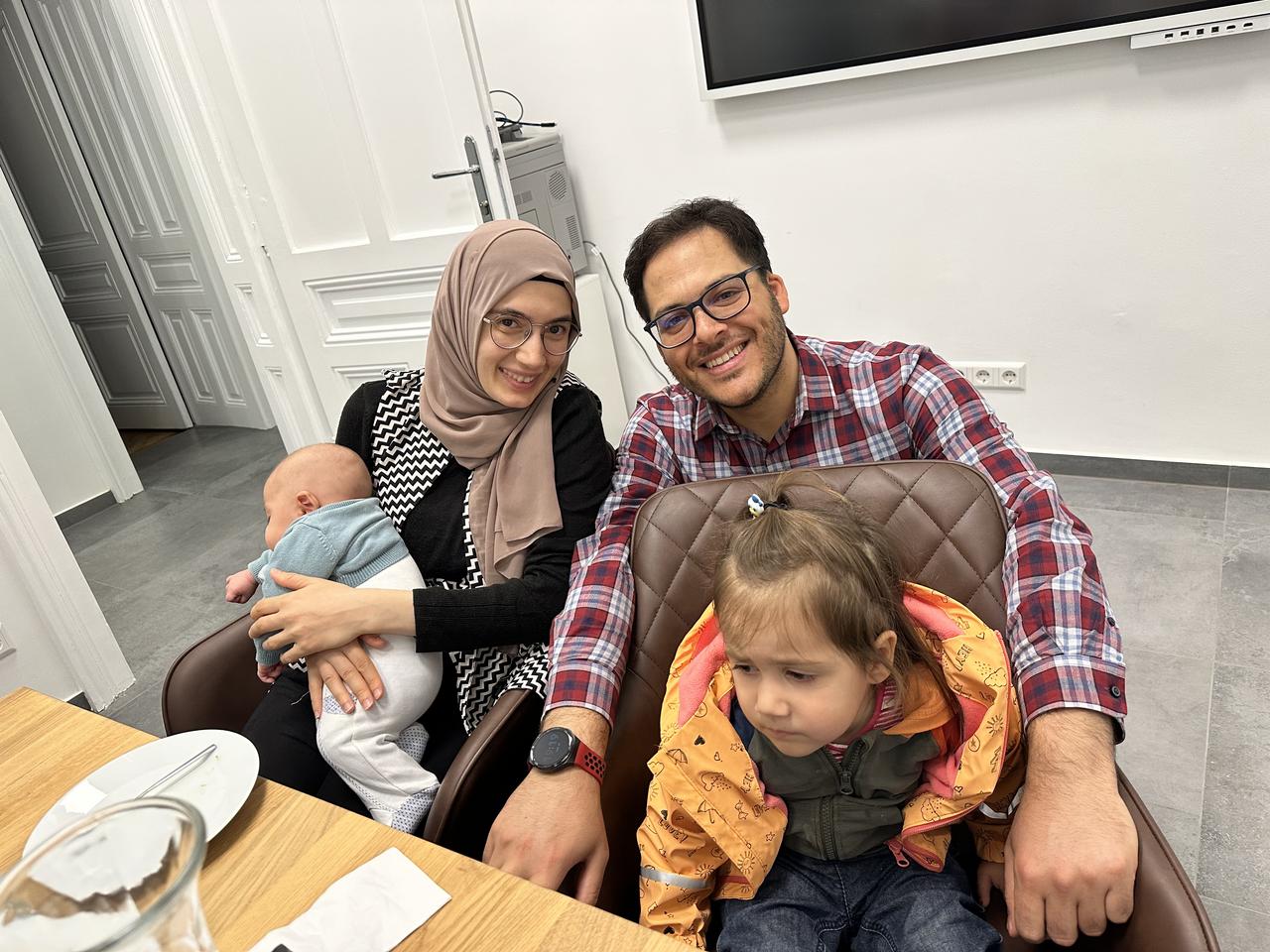 Earlybird Mitarbeiter Hamid mit seiner Frau und seinen Kindern bei der Baby Party im Earlybird Office