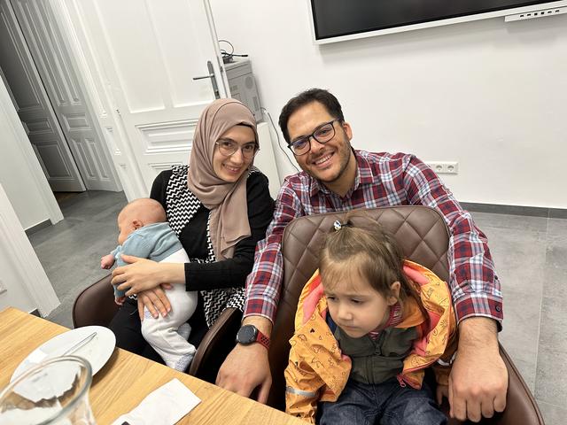 Earlybird Mitarbeiter Hamid mit seiner Frau und seinen Kindern bei der Baby Party im Earlybird Office