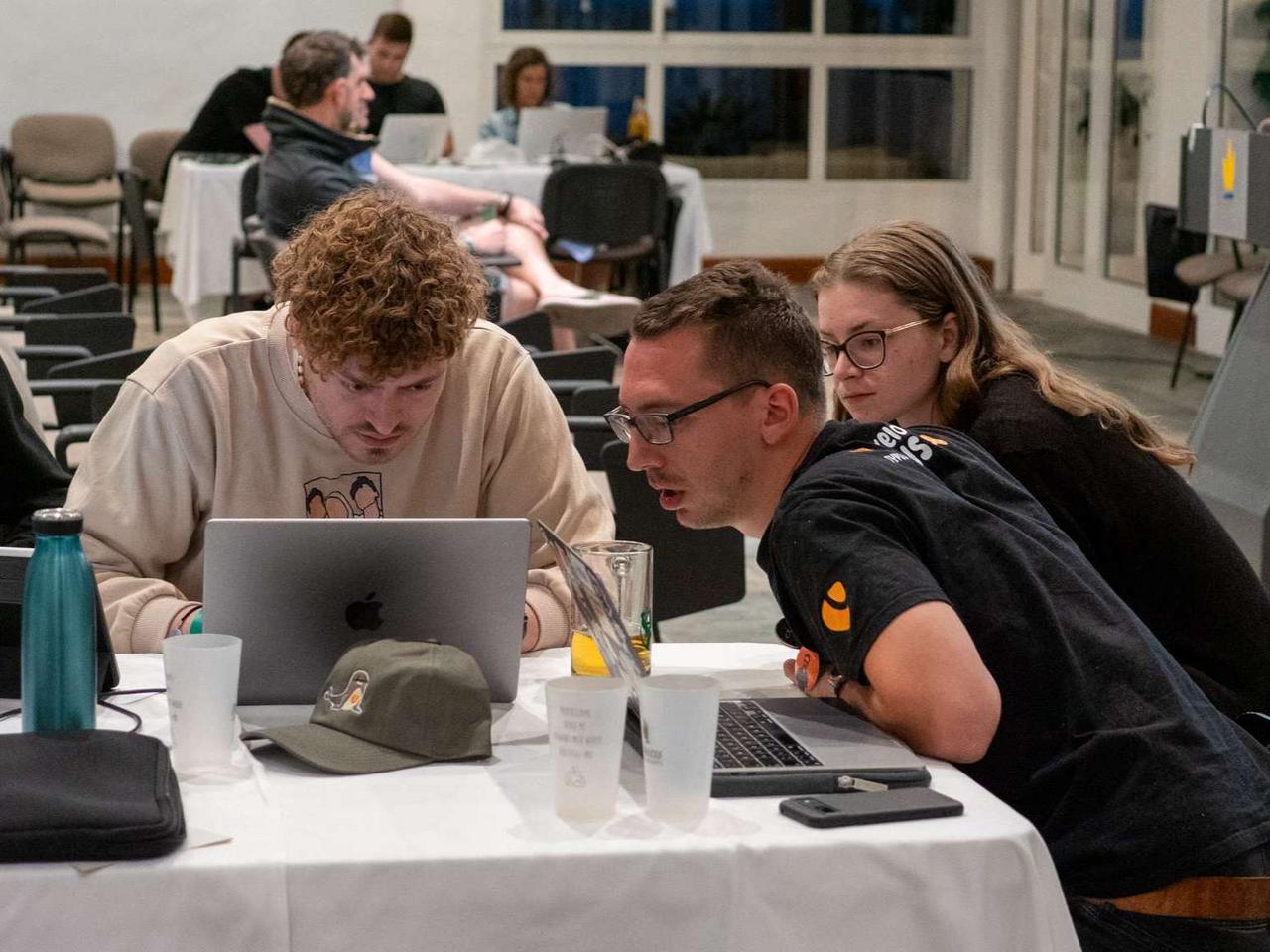 Konzentriert arbeitende Teilnehmer vor einem PC am TYPO3 Surfcamp