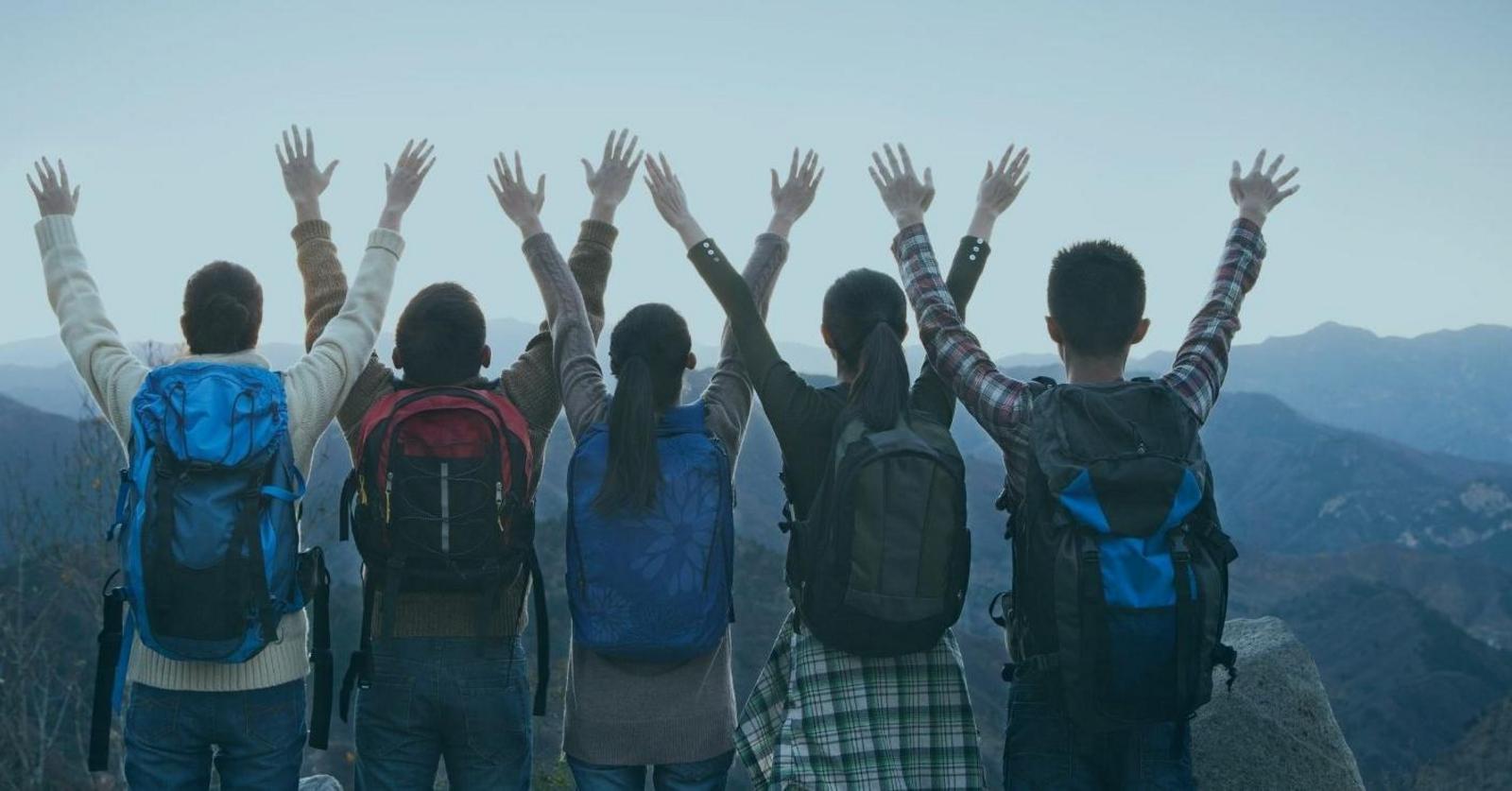 Bergsteiger auf einem Gipfel feiern den Erfolg