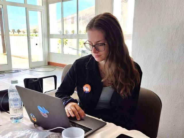 Nico vom Earlybirdteam beim TYPO3 Surfcamp vor dem PC