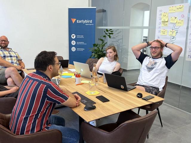 Earlybird Mitarbeiter beim Teamwork beim Earlybird Campus