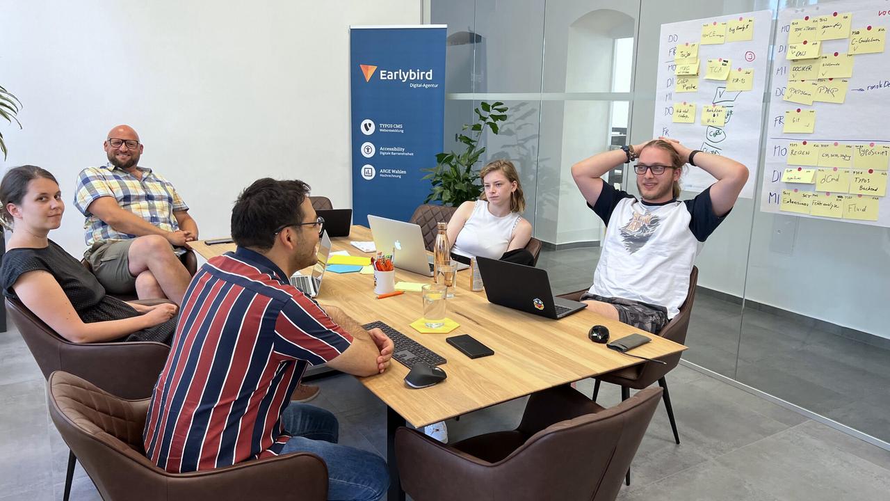 Earlybird Mitarbeiter beim Teamwork beim Earlybird Campus