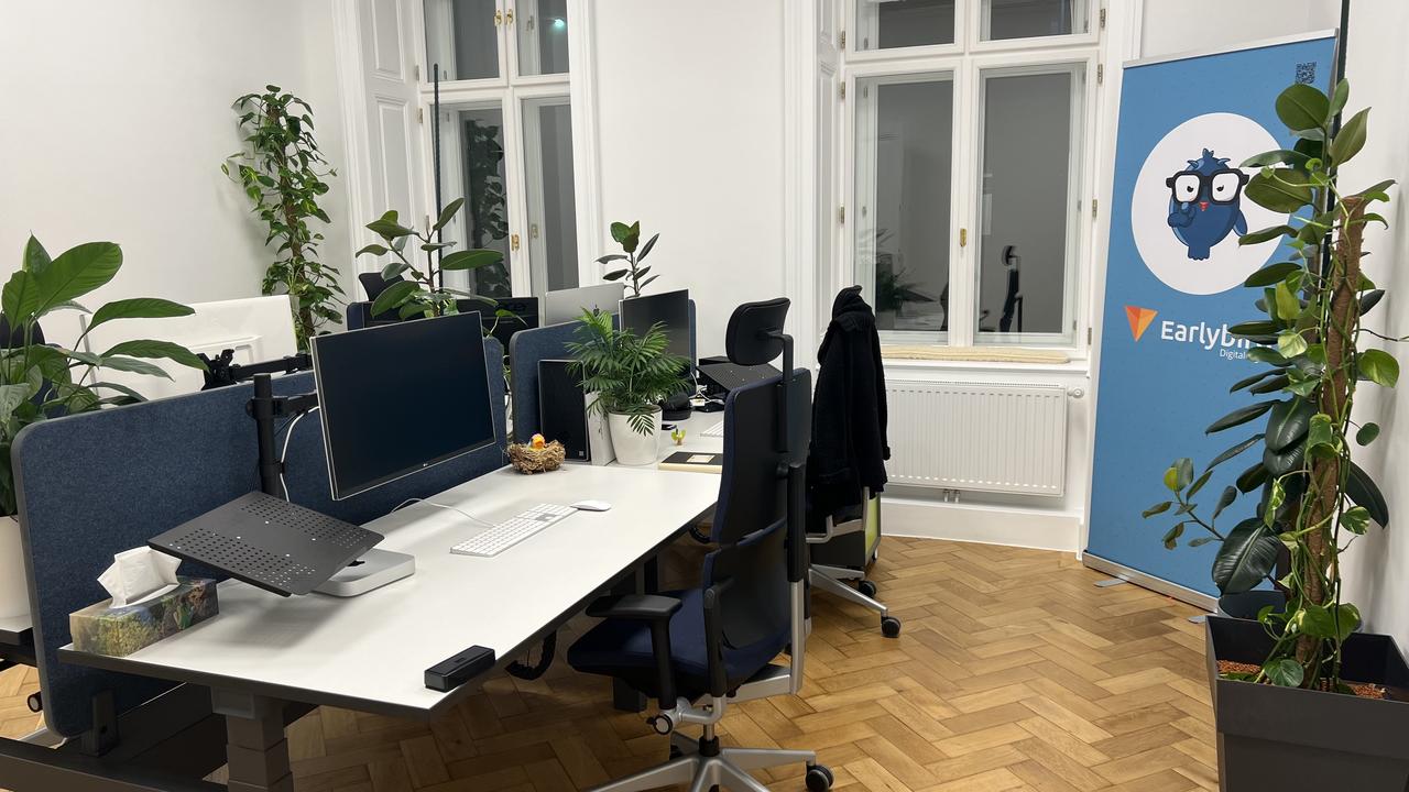 Arbeitsplätze im Earlybird Büro im Altbau mit Parkett und Kastenfenstern