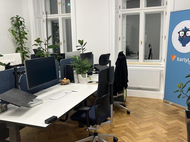 Arbeitsplätze im Earlybird Büro im Altbau mit Parkett und Kastenfenstern