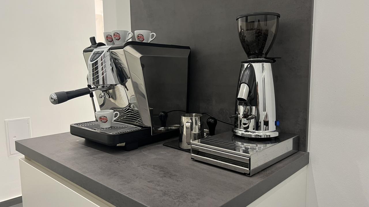 Siebträger Kaffeemaschine im Early Bird Büro.