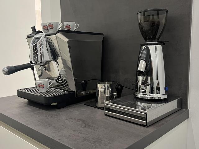 Siebträger Kaffeemaschine im Early Bird Büro.