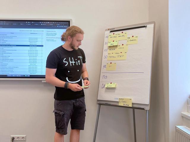 Earlybird Mitarbeiter vor dem Flipchart bei einer Präsentation beim Earlybird Campus