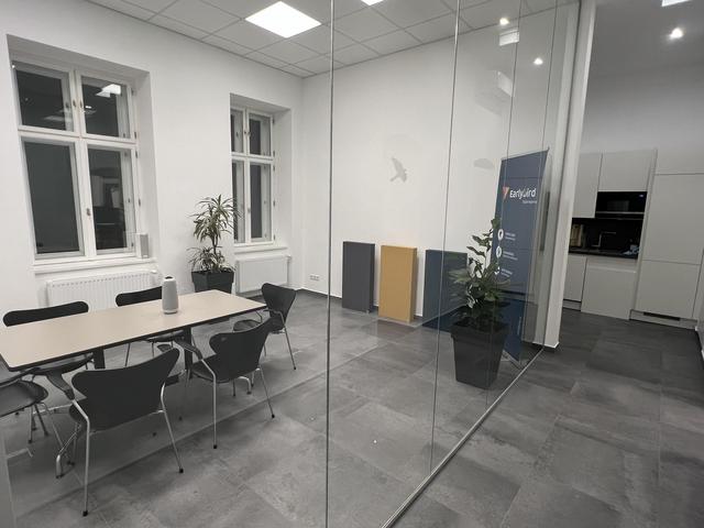 Blick in den Earlybird Meetingraum von außen durch die Glaswand.