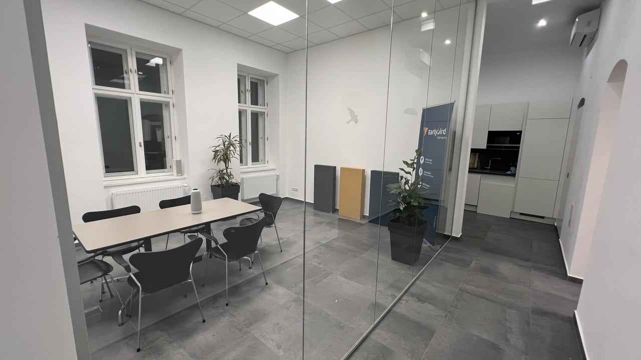 Blick in den Earlybird Meetingraum von außen durch die Glaswand.