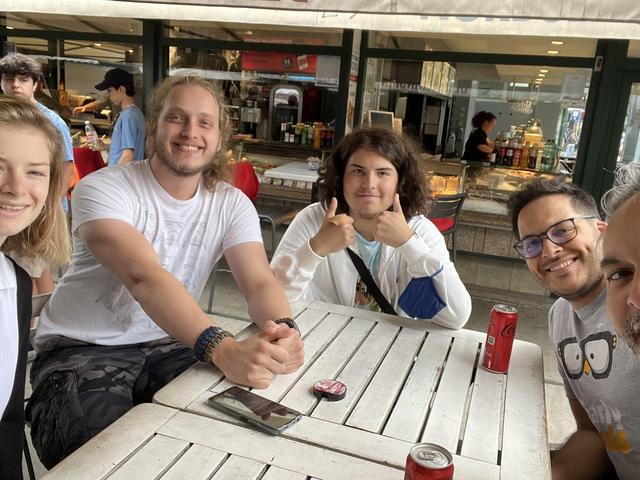 Das Earlybird Rookie Team beim Lunch am Naschmarkt