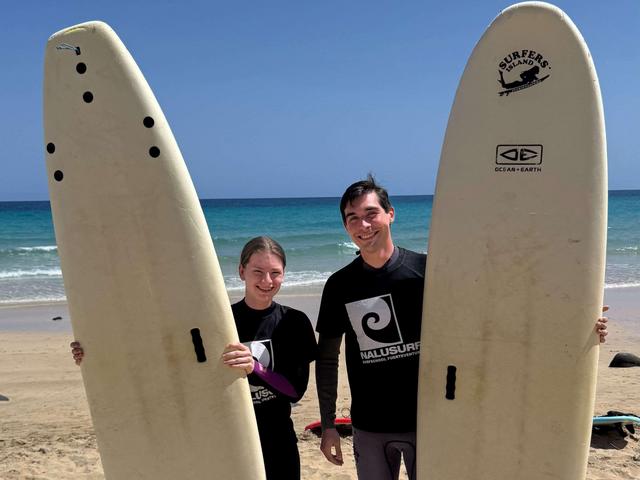 Nico und Alex vom Earlybirdteam beim TYPO3 Surfcamp mit ihren Surfbrettern in der Hand
