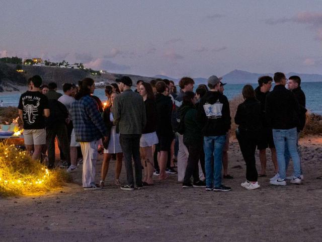 Gruppe von Leuten abends am Strand beim TYPO3 Surfcamp