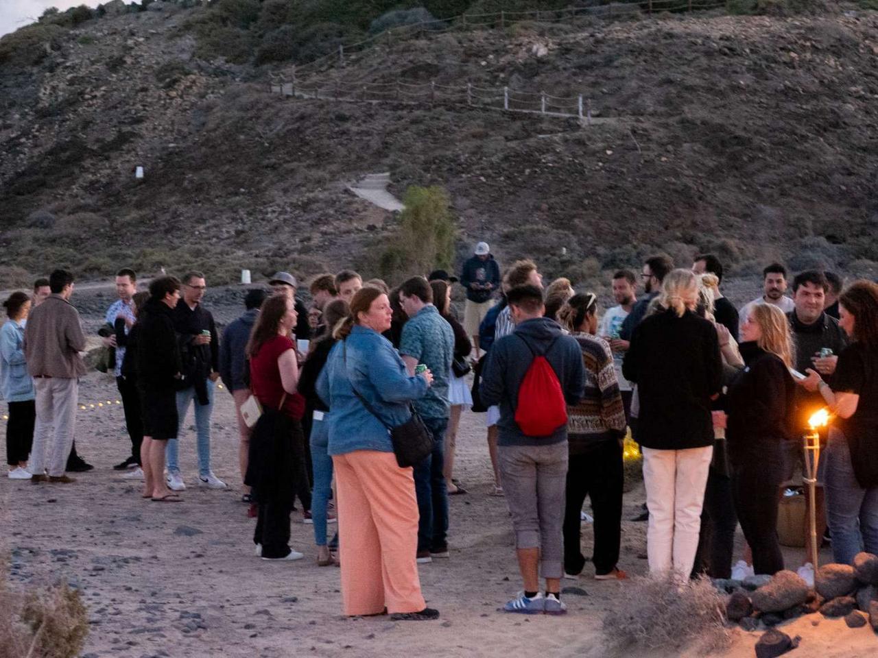 Gruppe von Leuten beim TYPO3 Surfcamp abends am Strand
